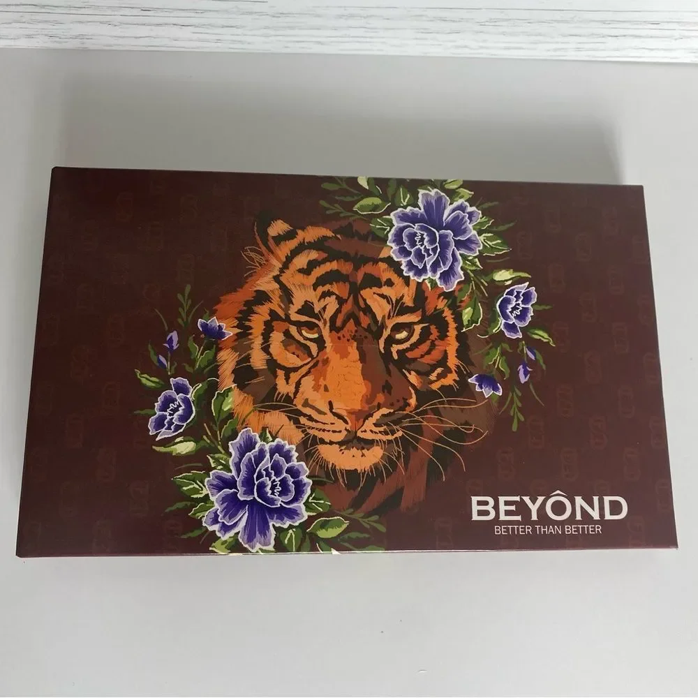 BEYOND Eyeshadow Palette 18 Colors Shimmer‎ Matte Brown Red Colors Palette